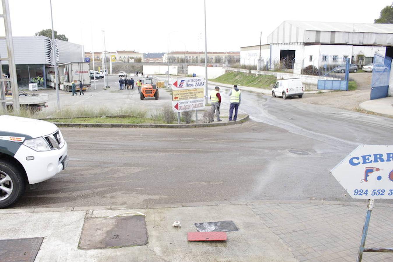 Un camión de mercancías peligrosas se empotra contra un concesionario en Zafra