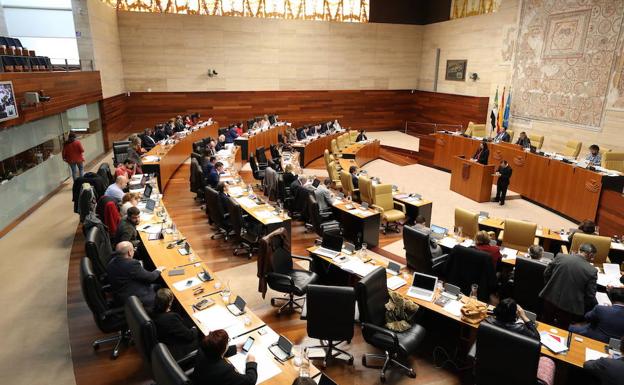 El PSOE pide en la Asamblea paliar insuficiencias de la Ley de Memoria Histórica estatal