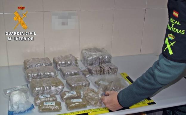 Dos detenidos en San Pedro de Mérida con 4,5 kilos de hachís y cien gramos de cocaína