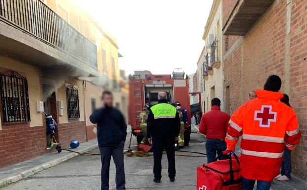 Atienden a un hombre de 94 años y a una mujer por un incendio en una vivienda en Talavera la Real