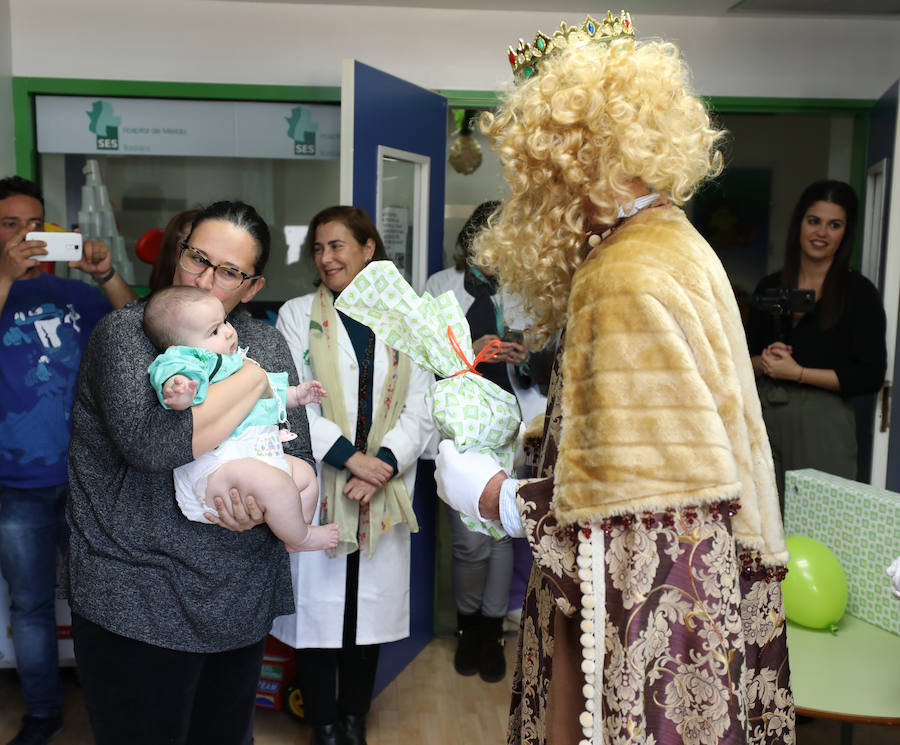 Los Reyes Magos reparten ilusión y regalos en el Hospital de Mérida