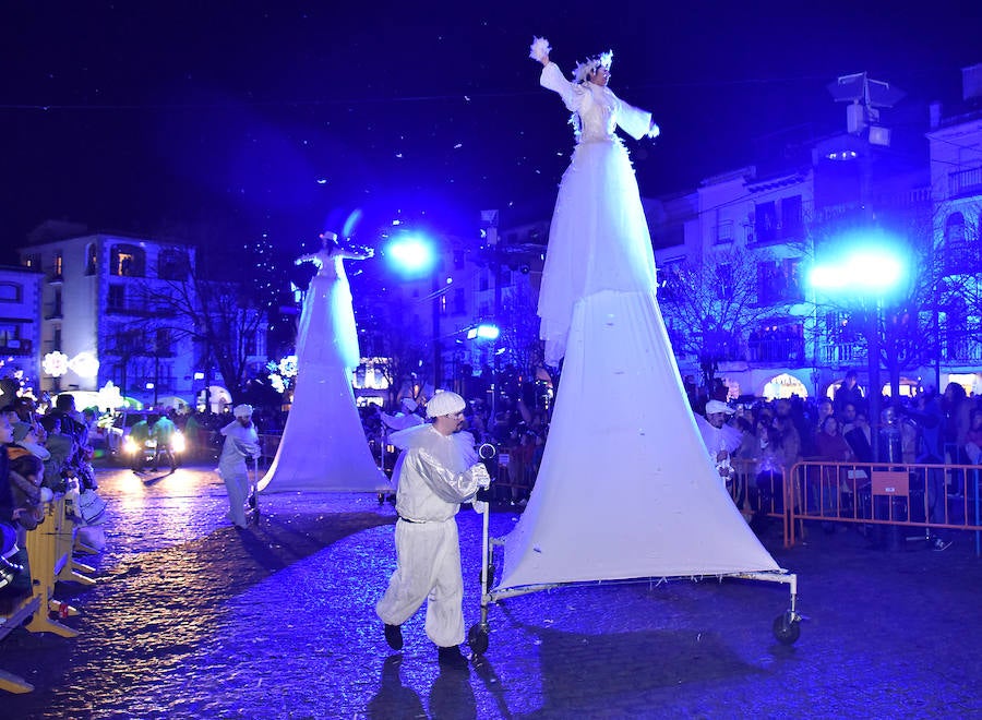 Hadas gigantes y soldaditos de plomo acompañan a los Reyes Magos en Plasencia