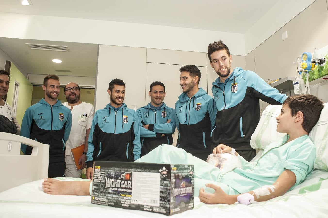 La plantilla del CD Badajoz visita a los niños del Materno Infantil