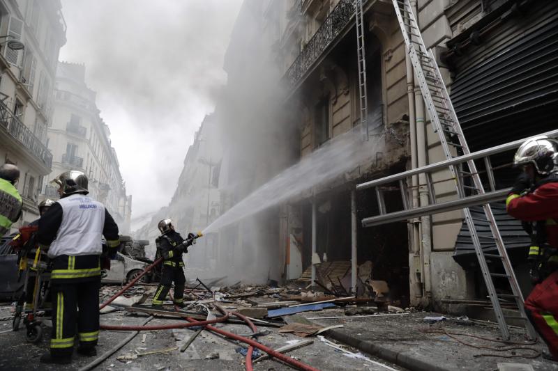 La explosión en una panadería de París, en imágenes