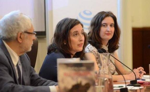 Las profesoras Lara desgranan intrigas palaciegas en la primera charla del año de Aula HOY