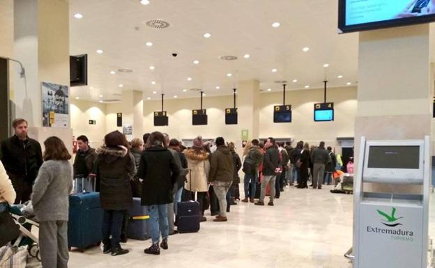 Aena y Air Nostrum achacan a la niebla el retraso en los vuelos Madrid-Badajoz y Badajoz-Madrid