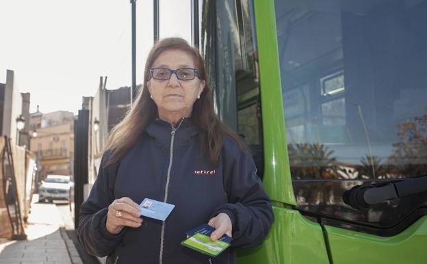El retraso en las ayudas del IMAS de Cáceres impide a beneficiarios recargar sus tarjetas del bus
