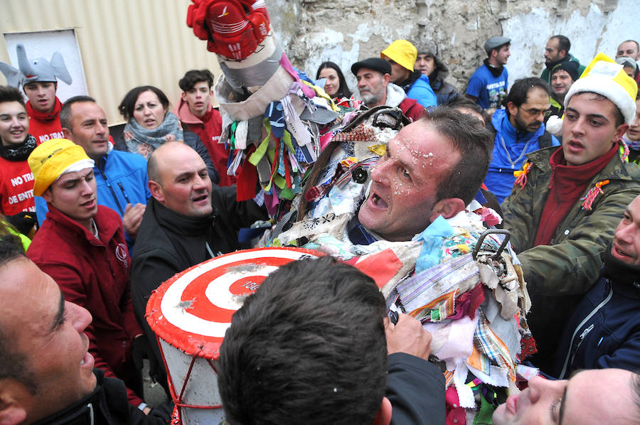Lluvia de nabos en Piornal para recibir al Jarramplas