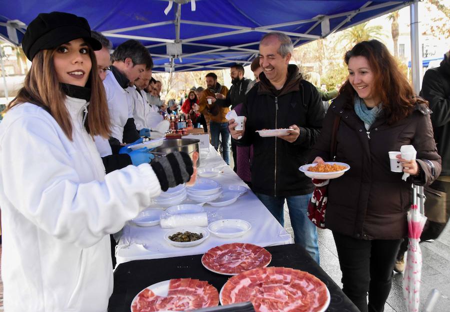 Las migas más solidarias congregan a más de 2.000 personas en el paseo de San Francisco en Badajoz