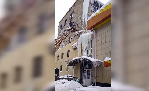 Quitando hielo de un edificio