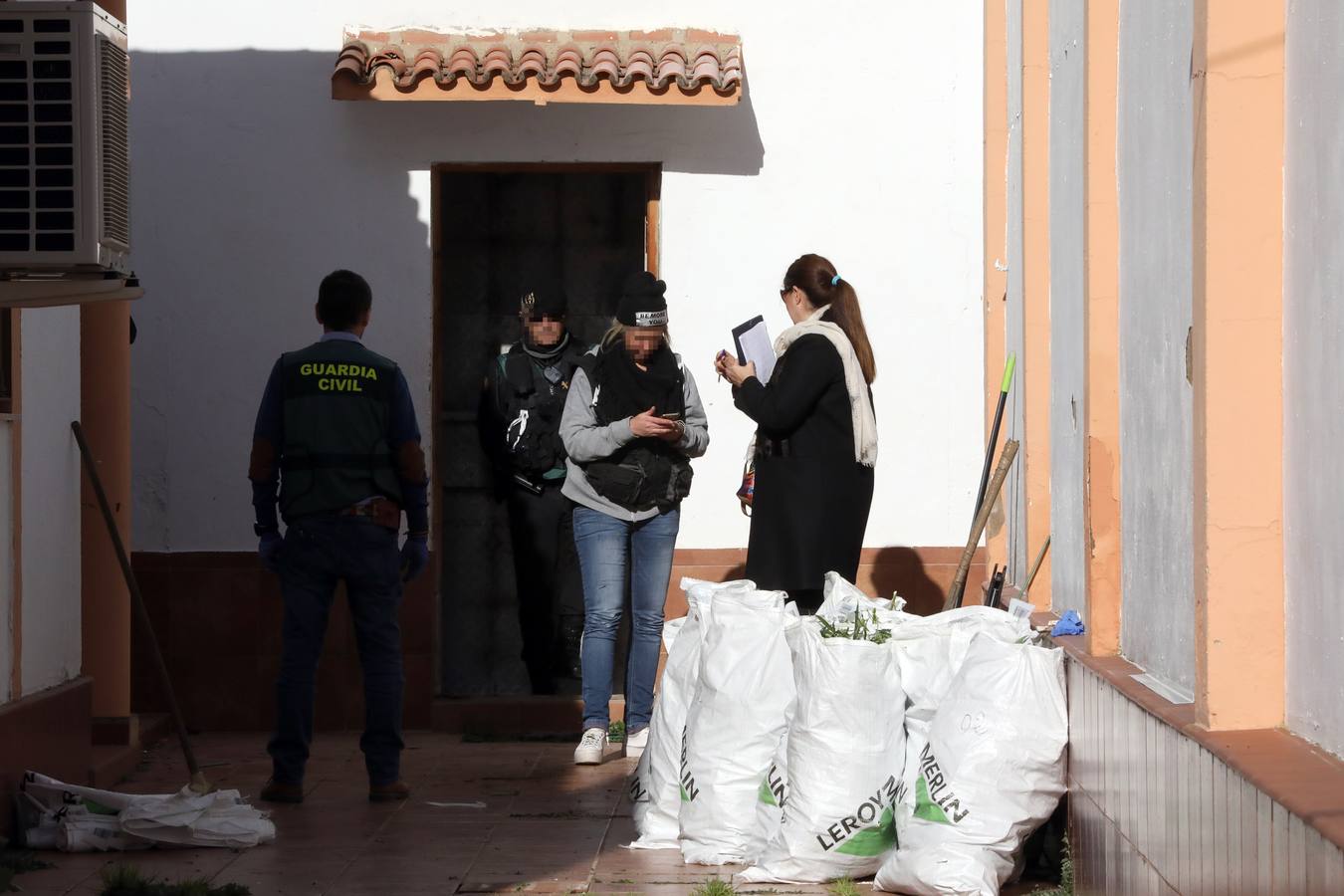 Registros y detenciones en Mérida y Santa Amalia en una macrorredada contra la droga