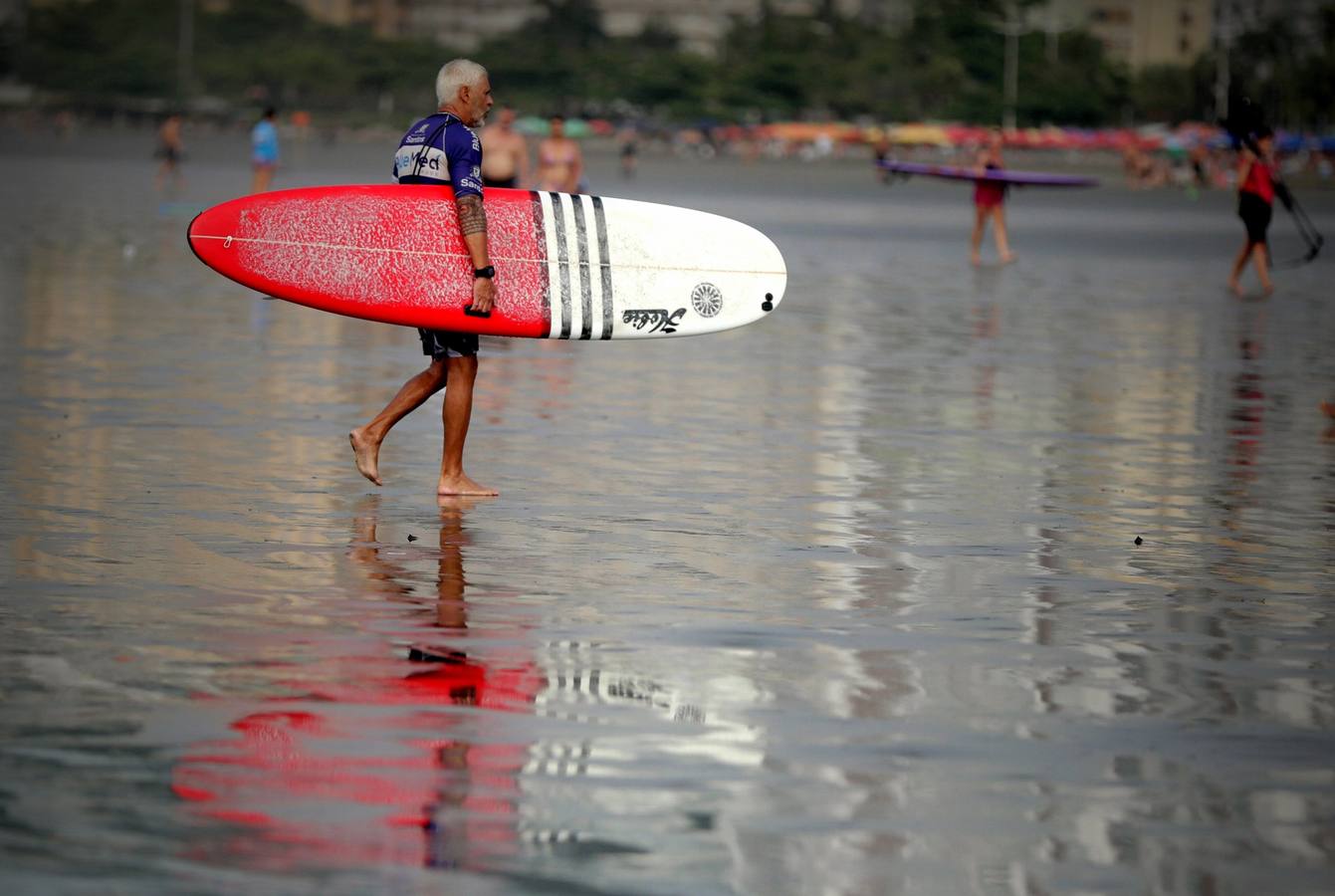Los «abuelos» del surf en Brasil, en la cresta de la vida con más de 50 años