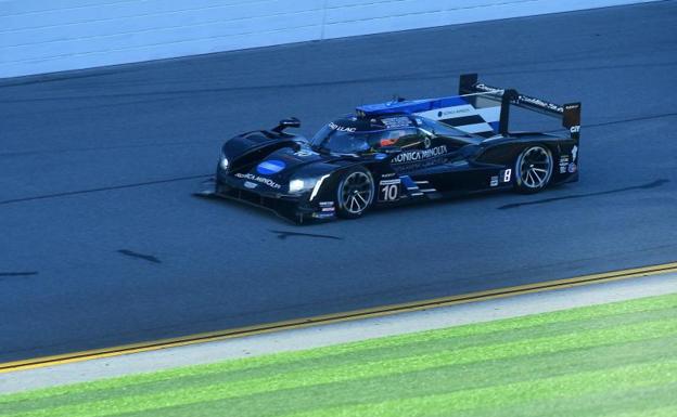 A Fernando Alonso le hacen el 'tocomocho' en las 24 horas de Daytona