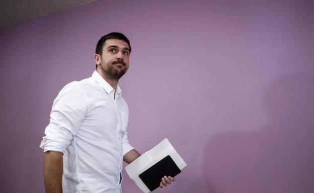 Ramón Espinar dimite de todos sus cargos y sume a Podemos en el caos