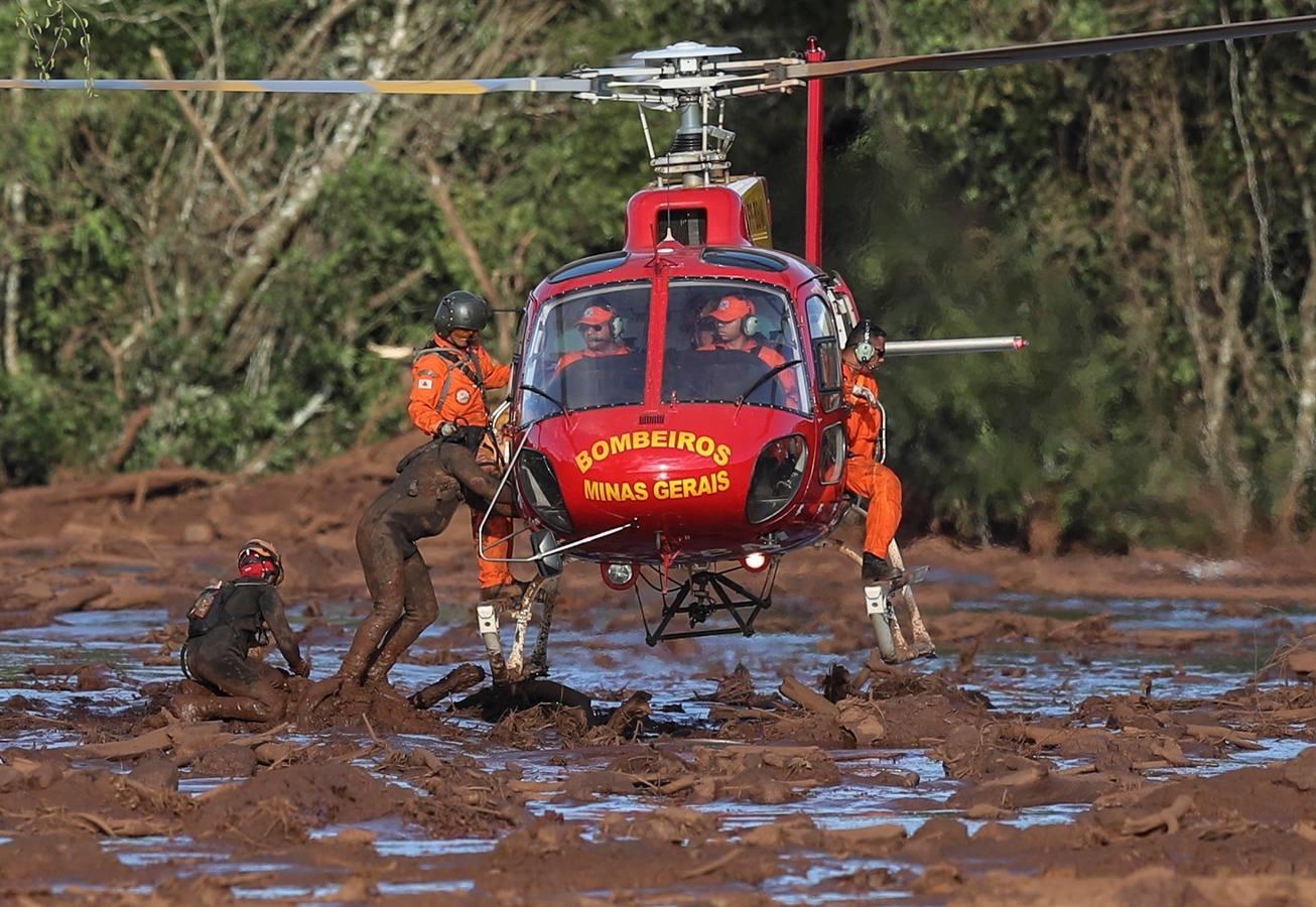Elevan a 58 el número de muertos tras la rotura de una presa en Brasil