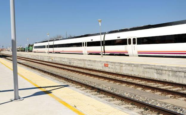 El tren Madrid-Llerena sale con 50 minutos de retraso originando la espera de 36 viajeros