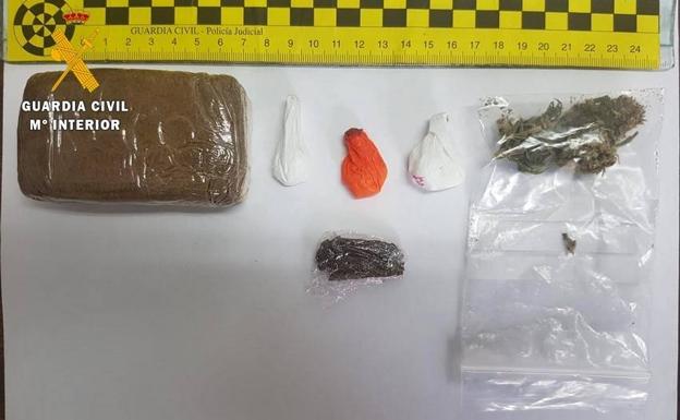 Detenidos cuatro vecinos de Azuaga que viajaban en dos coches con hachís y cocaína