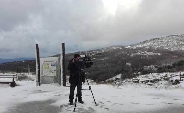 La primera nevada del año llega en un día ventoso y con lluvia abundante