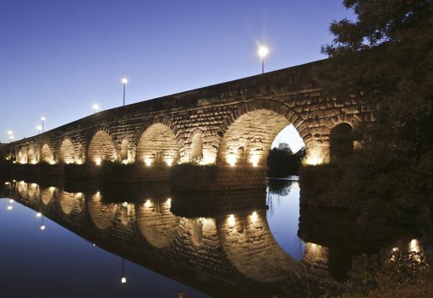 El Puente Romano lucirá en junio nueva iluminación artística con 320 lámparas led