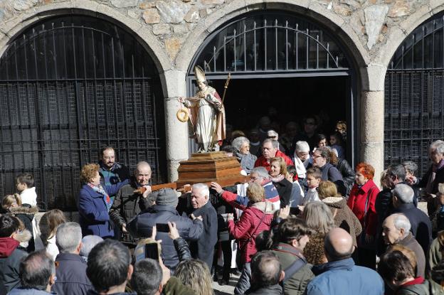 La imagen de San Blas procesiona por el barrio cacereño Hoy