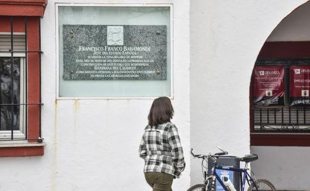 Justicia pide a 53 ayuntamientos extremeños que retiren los vestigios franquistas