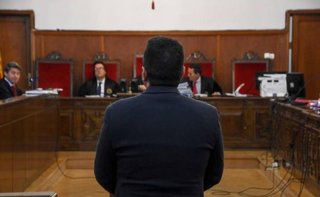 Un año de cárcel para dos trabajadoras por hurtar cientos de joyas a Cristian Lay