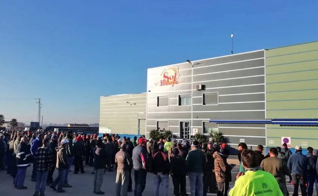 La empresa Sol Badajoz de Valdivia aplicará el salario mínimo tras una concentración de sus trabajadores