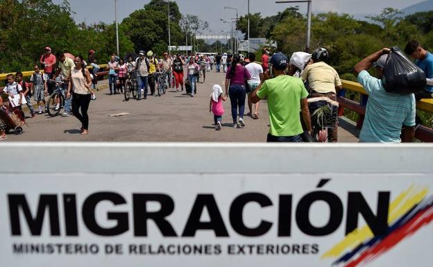 «Me piden 2.500 dólares por renovar el pasaporte. ¿Y por qué no la Luna?»