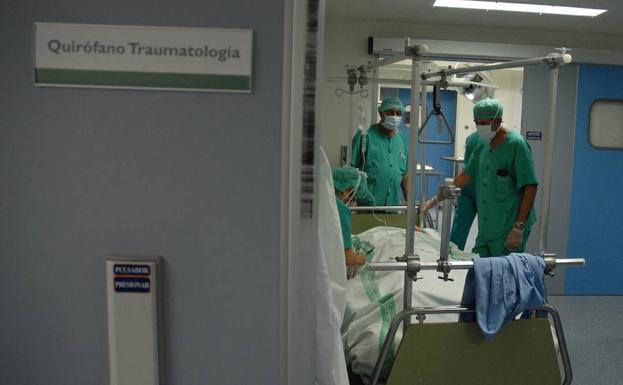 Sanidad quiere convocar 324 plazas de médicos de 38 especialidades en Extremadura