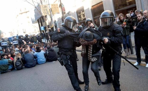 Los Mossos evitan que los CDR ocupen la sede de la Fiscalía de Cataluña