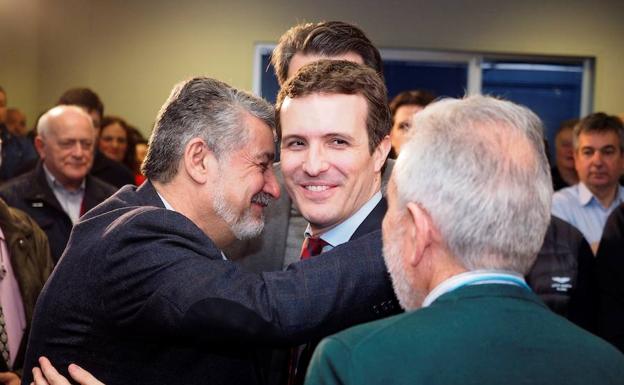 Casado intenta acorralar a Rivera con los pactos postelectorales