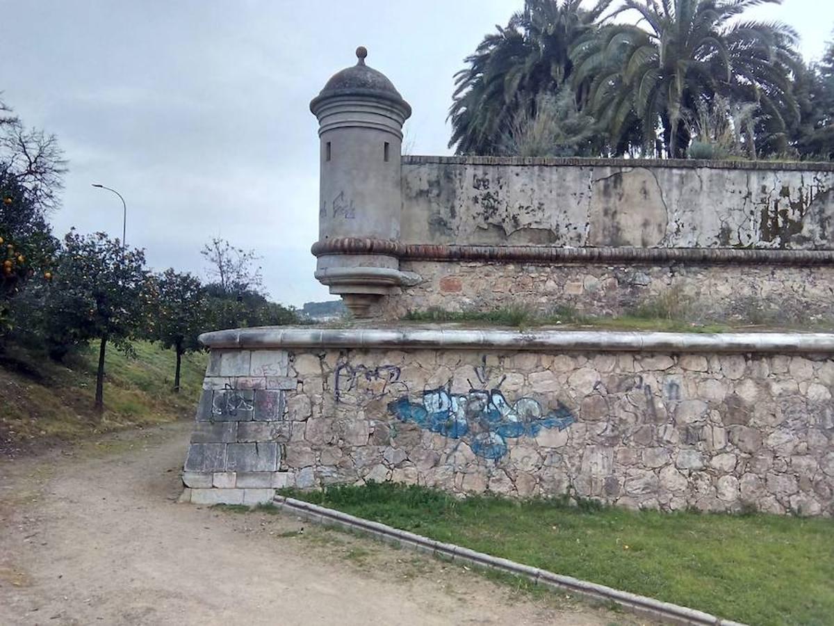 La Cívica denuncia la aparición de pintadas en la muralla