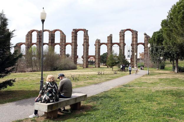 La iluminación de Los Milagros, dos fachadas de la Alcazaba y su dique comienza en pocos días