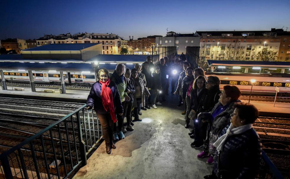 A tientas para cruzar la pasarela del tren