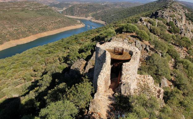 Herida una mujer de 43 años tras caerse en el mirador del castillo de Monfragüe