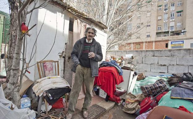 Los dos 'sintecho' de la avenida cacereña del Ferrocarril buscarán una vivienda digna