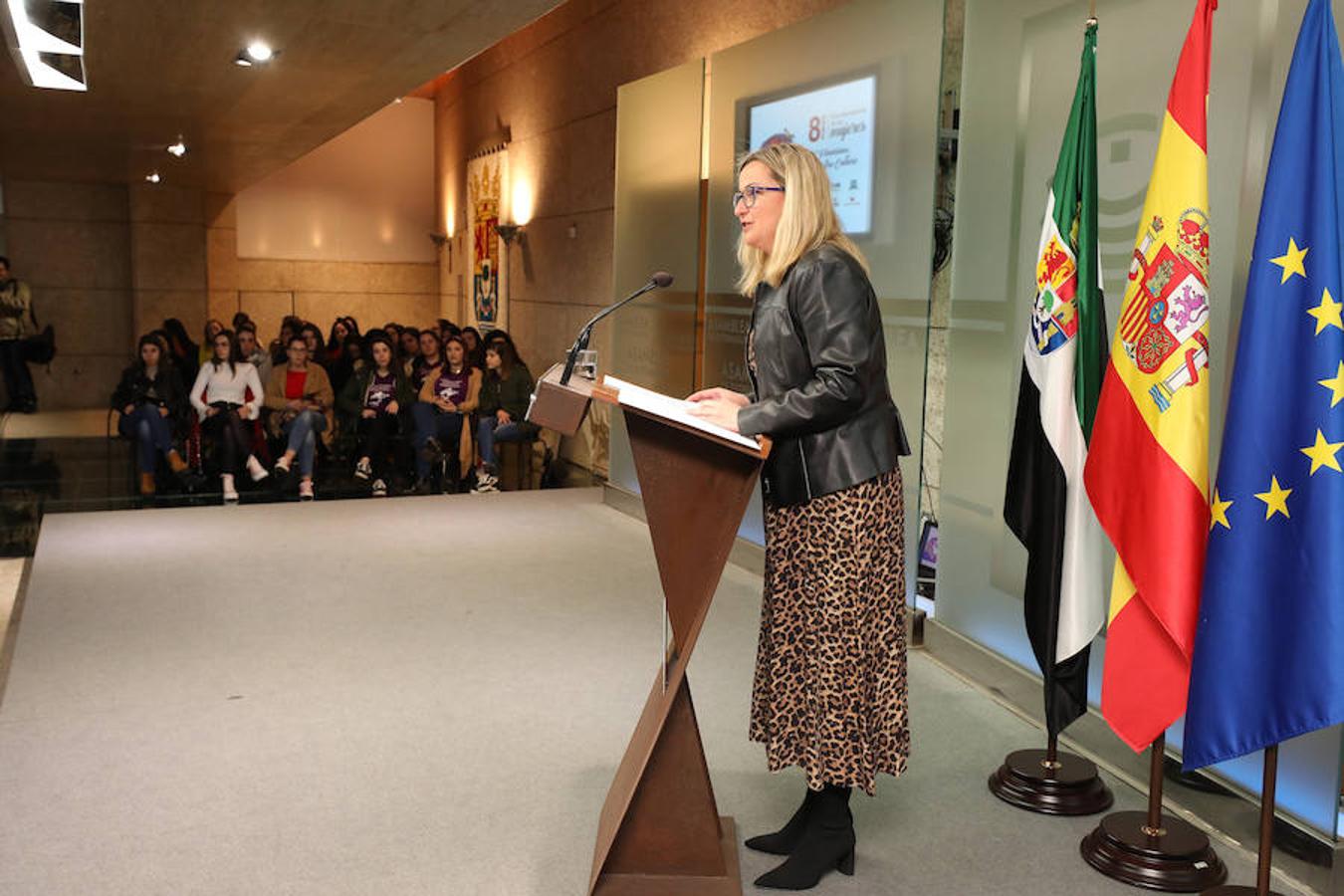 Extremadura invita a acabar con las desigualdades que separan a hombres y mujeres
