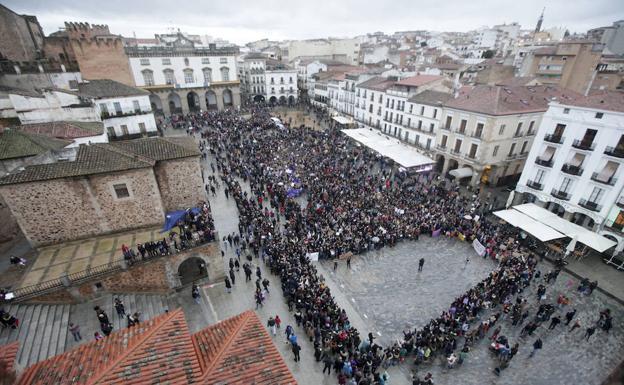 CC OO y UGT animan a «inundar las calles» mañana para luchar contra la discriminación