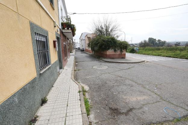 Vecinos de Las Tres Casas de Mérida se quejan de la falta de aparcamiento y del mal estado de la barriada