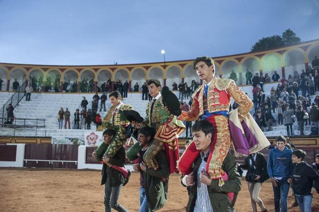 Clase práctica triunfal para los alumnos de la escuela pacense como aperitivo de Olivenza