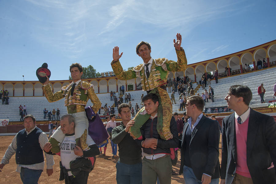 Un gran novillo de Talavante, una estocada de Juanito y muy buen tono de Domínguez