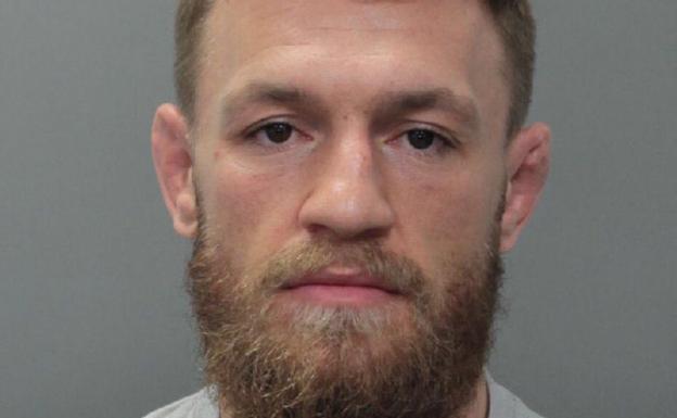 Arrestan a Conor McGregor por destrozar el teléfono móvil de un aficionado