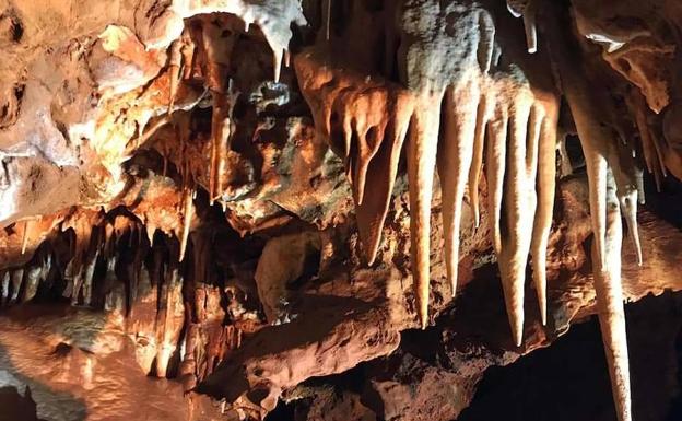 Nevado pide «paciencia» ante el hallazgo de las cuevas, que califica de «auténtica joya»