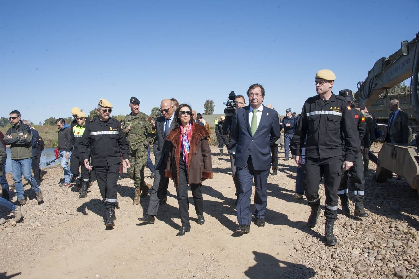 La ministra de Defensa visita los trabajos de la UME en el Guadiana