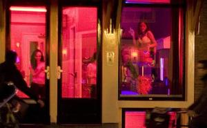 Ámsterdam prohibirá las visitas en grupo al barrio rojo