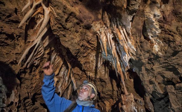 Los geólogos destacan el potencial turístico de las nuevas grutas del Calerizo