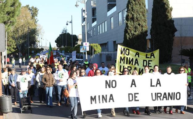 Más de 1.500 personas se concentran en Mérida contra la mina de uranio