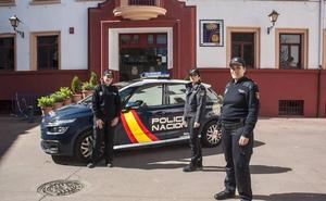 «Cuando entré en la Policía se extrañaban al vernos patrullando»