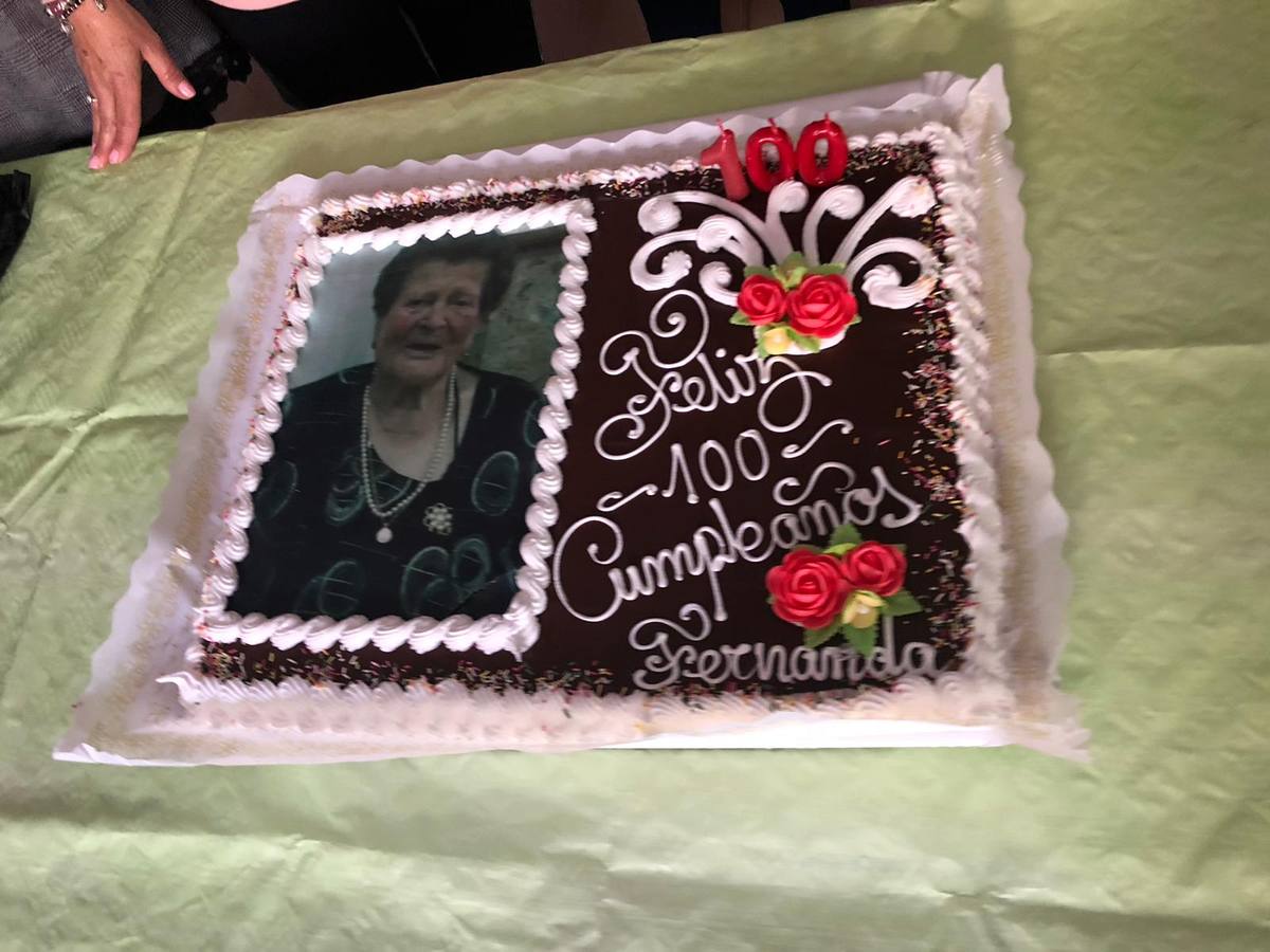Emotivo homenaje de la Asociación de viudas a Fernanda Martínez por su 100 cumpleaños