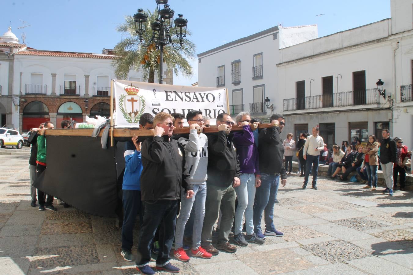Costaleros y costaleras de la Semana Santa jerezana, hombro con hombro por una buena causa